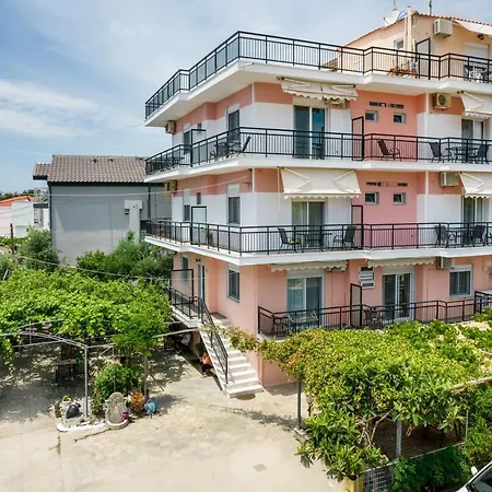 Ianos Aparthotel 3*
